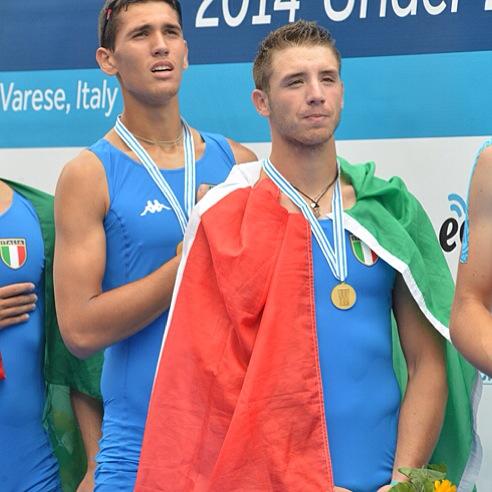 Vincenzo Abbagnale: foto sul podio con medaglia d'oro