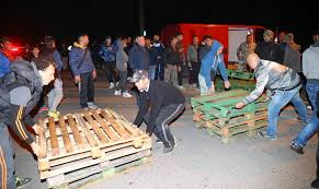 Goro: i cittadini preparano le barricate
